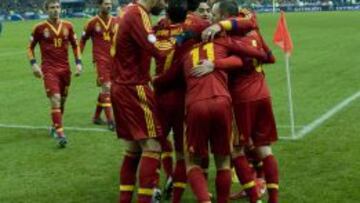 Los jugadores celebran con Pedro el gol de la victoria ante Francia.