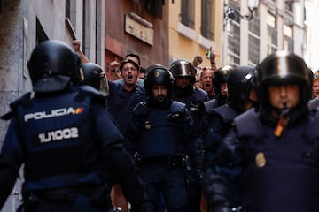 Agentes de polic¨ªa escoltan a los seguidores del Feyenoord desde la Plaza Mayor de Madrid hasta los alrededores del Metropolitano.
