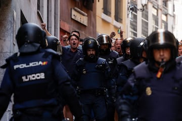 Agentes de policía escoltan a los seguidores del Feyenoord desde la Plaza Mayor de Madrid hasta los alrededores del Metropolitano.