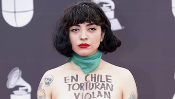 La artista chilena Montserrat Laferte aprovechó para mandar un mensaje contundente escrito en sus pechos por las mujeres asesinadas en su país.