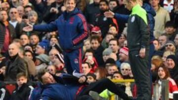 Louis Van Gaal, entrenador del Manchester United, simulando un piscinazo delante del cuarto árbitro.
