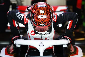 Esteban Ocon subi¨¦ndose al Haas F1.