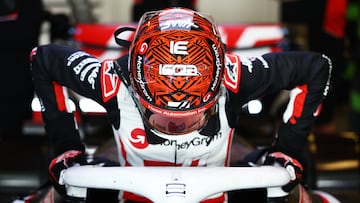 Esteban Ocon subiéndose al Haas F1.