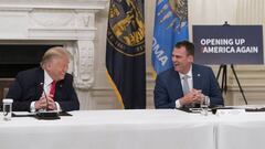 Washington (United States), 18/06/2020.- US President Donald J. Trump (L) and Oklahoma Governor Kevin Stitt participate during a roundtable with Governors on the reopening of America&#039;s small businesses at the White House, in Washington DC, USA, 18 Ju