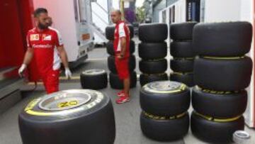 M&eacute;canicos de Ferrari con los Pirelli hoy en Monza.