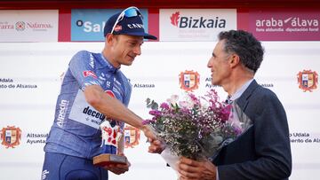 GRAFCAV766. ALSASUA, 03/04/2024.- El corredor del equipo Alpecin-Deceuninck, Quinten Hermans (i), junto al pentacampeón del Tour de Francia, Miguel Induráin, celebra en el podio la victoria en la tercera etapa de la Itzulia Basque Country 2024 (Vuelta al País Vasco 2024) de 190,9 km de recorrido y que se ha celebrado este miércoles entre las localidades de Ezpeleta (Francia) y Alsasua (Navarra). EFE/Villar López
