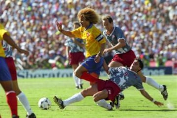 19. Carlos Valderrama participó en tres mundiales con Colombia, pero solo jugó en dos equipos europeos. "Su notoriedad se debe más a su carácter y peinado que a lo que hizo en el terreno de juego", escribe el diario inglés.