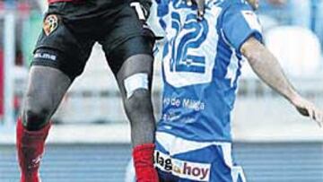 <b>GOITON EN ACCIÓN. </b>El delantero sueco, cedido por e Udinese, disputa el cuero a Valcarce.