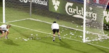 Milan fans throw fake dollars at Donnarumma, chant Dollarumma