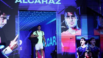 Carlos Alcaraz entra en la pista antes de enfrentarse a Alexander Zverev en Turín.