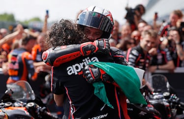 Marco Bezzecchi celebra ser segundo, lo mejor a lo que puede optar viendo el dominio de Marc Márquez.