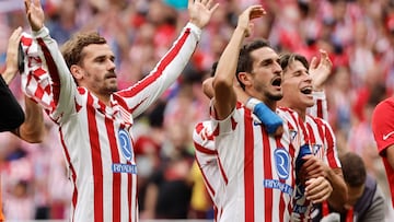 MADRID, 27/09/2025.- Los jugadores del Atlético de Madrid Antoine Griezmann, Koke y Giuliano saludan al público tras su victoria 5-2 en el partido de LaLiga entre el Real Madrid y el Atlético de Madrid que se disputa en el estadio Riyadh Air Metropolitano este sábado. EFE/Sergio Pérez