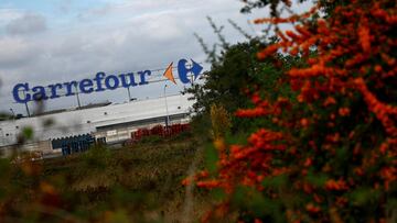 FILE PHOTO: A view shows the logo of French retailer Carrefour in front of a supermarket in Montesson near Paris, France, September 13, 2023. REUTERS/Sarah Meyssonnier/File Photo