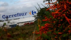 FILE PHOTO: A view shows the logo of French retailer Carrefour in front of a supermarket in Montesson near Paris, France, September 13, 2023. REUTERS/Sarah Meyssonnier/File Photo