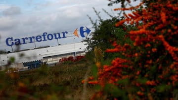 FILE PHOTO: A view shows the logo of French retailer Carrefour in front of a supermarket in Montesson near Paris, France, September 13, 2023. REUTERS/Sarah Meyssonnier/File Photo