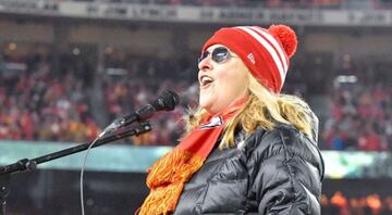 De hecho, en el 2019 fue seleccionada para cantar el himno nacional antes del juego del campeonato de la AFC en el Arrowhead Stadium de Kansas City.