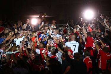 Con 36 años, el excemtrocapista del Bayern (uno de los diez futbolistas con más partidos en la historia del equipo bávaro, con el que debutó 30 días después de cumplir la mayoría de edad) ya disfrutaba de su retiro. Colgó las botas con 35 años, después de casi tres en las filas del Chicago Fire. Su último partido con la ‘Mannschaft’ lo jugó con 32 años, justo el mismo día que se cumplían 14 años de su debut con el primer equipo del Bayern.