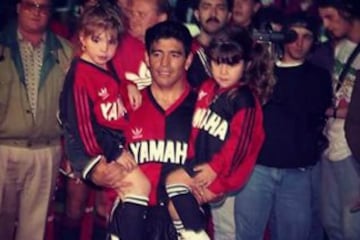 En 1993, Maradona regresó a su natal Argentina para formar parte de las filas del Newell's Old Boys.