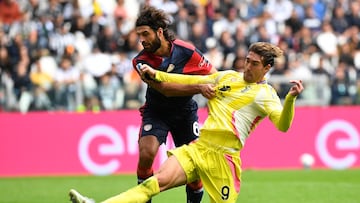 Soccer Football - Serie A - Juventus v Cagliari - Allianz Stadium, Turin, Italy - October 6, 2024 Juventus' Dusan Vlahovic in action with Cagliari's Sebastiano Luperto REUTERS/Massimo Pinca