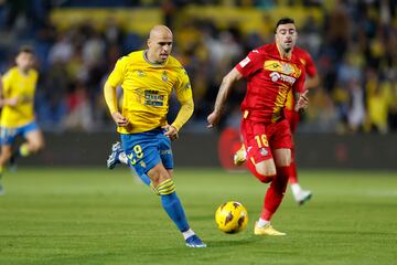 Di sus primeros pasos como futbolista en el ftbol base de la Unin Deportiva Las Palmas. Regres en 2022 a las filas del conjunto amarillo.
