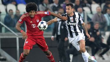 Mirko Vucinic, de la Juventus, y Dante, del Bayern, durante los cuartos de la Champions el 10 de abril.