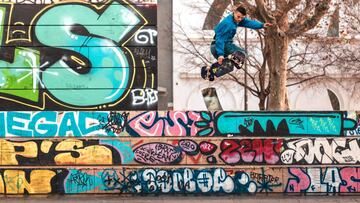 Jordi Purcalla grapa su tabla de streetboard en los tres escalones de la plaza de detrás del MACBA (Barcelona).