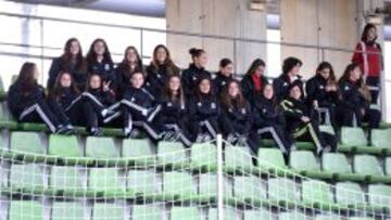 La Sub-17, el pasado martes en Las Rozas viendo el entrenamiento de la Absoluta.