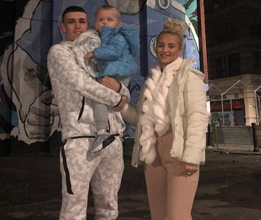 El joven centrocampista Phil Foden lleva toda su vida con el amor de su infancia y adolescencia, Rebecca Cooke, con quien espera ampliar muy pronto la familia con un segundo hijo que está en camino.