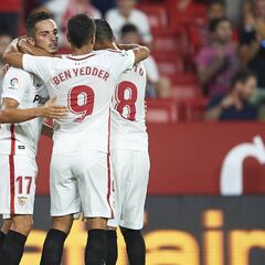 El Sevilla golea al Ujpest al ritmo de Jesús Navas