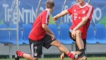 Mario G&oacute;mez, junto a Philipp Lahm, durante un entrenamiento de pretemporada con el Bayern.