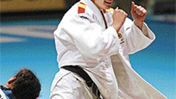 <b>EXULTANTE FINAL DE LA ESPAÑOLA.</B> Esther San Miguel muestra su alegría tras acabar su combate por el bronce con la francesa Celine Lebrun. La burgalesa supo así la primera medalla para la delegación española y obtuvo su pasaporte para los Juegos Olímpicos.