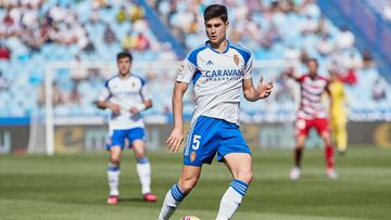 Jaume realiza un pase en el partido contra el Granada.