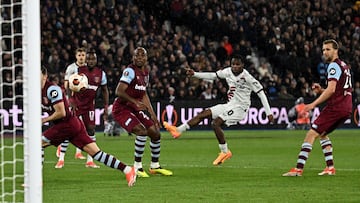 Soccer Football - Europa League - Quarter Final - Second Leg - West Ham United v Bayer Leverkusen - London Stadium, London, Britain - April 18, 2024 Bayer Leverkusen's Jeremie Frimpong scores their first goal REUTERS/Dylan Martinez