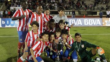 Dos Santos, de verde abajo, en 2011 con el Atlético Sub-12 que ganó el torneo de Arona.