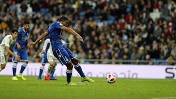 Yacine Qasmi lanza un penalti durante el partido de Copa del Rey entre Real Madrid y UD Melilla en Copa del Rey.