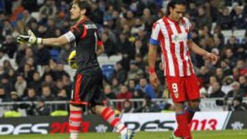 LAMENTO. Falcao, cabizbajo, al lado de Casillas en el derbi madrileño del sábado pasado.