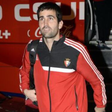 Asier Riesgo recoge el testigo en el territorio de Yacine Brahimi