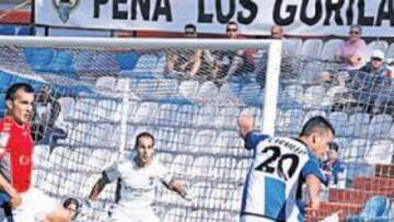 <b>CASI SALVADOS. </b>Carmelo dispara a la puerta de Chema ante la atenta mirada de Pedro Largo.