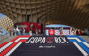 Ambiente de previa futbolística en el centro de Sevilla antes del Atlético de Madrid–Real Sociedad.