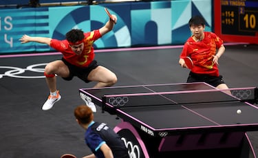 Paris 2024 Olympics - Table Tennis - Mixed Doubles Quarterfinals - South Paris Arena 4, Paris, France - July 28, 2024. Chuqin Wang of China and Yingsha Sun of China in action with Szu-Yu Chen of Taiwan and Yun-Ju Lin of Taiwan in their quarterfinal match. REUTERS/Kim Hong-Ji     TPX IMAGES OF THE DAY