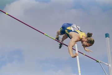 El exsaltador de p¨¦rtiga alem¨¢n Tim Lobinger, campe¨®n del mundo en pista cubierta, falleci¨® el 16 de febrero en M¨²nich a los 50 a?os a consecuencia de un c¨¢ncer. Lobinger fue el primer pertiguista de su pa¨ªs en superar la barrera de los seis metros, tras saltar 6,00 el 24 de agosto de 1997 en Colonia. Un a?o despu¨¦s se proclam¨® campe¨®n de Europa indoor en Valencia, un oro continental que repiti¨® cuatro a?os m¨¢s tarde, en 2002, en Viena, aunque su gran ¨¦xito internacional fue el t¨ªtulo mundial en Birmingham en 2003. A su brillante palmar¨¦s hay que a?adir las dos medallas de plata (1998 y 2006) y una de bronce (2002) que Lobinger logr¨® en los Europeos al aire libre, as¨ª como los bronces que se colg¨® en los Mundiales en pista cubierta de Mosc¨² 2006 y en los Europeos bajo techo de Madrid 2005. Un atleta que vol¨® alto.