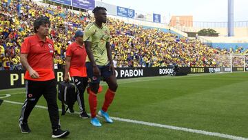 Duván Zapata salió lesionado en el partido entre Colombia y Chile