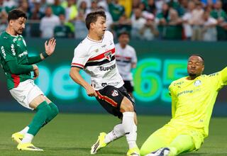Tapia jugó el clásico ante Palmeiras, recibió este balón en área chica y así acabó todo