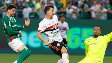 Tapia jugó el clásico ante Palmeiras, recibió este balón en área chica y así acabó todo