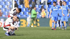 &Aacute;lvaro consuela a &Aacute;lex Moreno, tras la derrota (2-1) en el Coliseum.