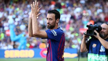 Sergio Busquets, jugador del FC Barcelona, aplaude mientras sale al campo para disputar el trofeo Joan Gamper de 2018 ante Boca Juniors.
