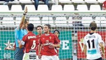 <b>MOSQUEO GENERALIZADO. </b>Los árbitros, en el punto de mira del Real Murcia.