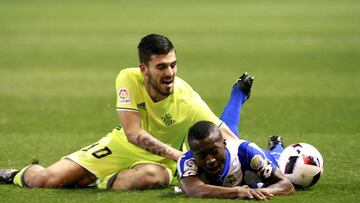 Ceballos pelea con Marlos durante el encuentro de Copa en Riazor.