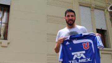 Olivera posa para el lente de AS Chile tras la entrevista realizada en Montevideo.