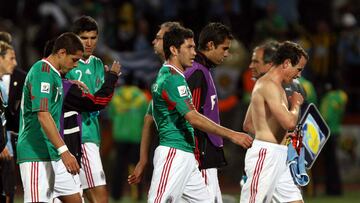 Jugadores de la Selección Mexicana durante el partido contra Uruguay en Sudáfrica 2010.
